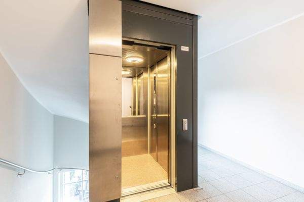 Lift neben Wohnungstüre im 1. Stock