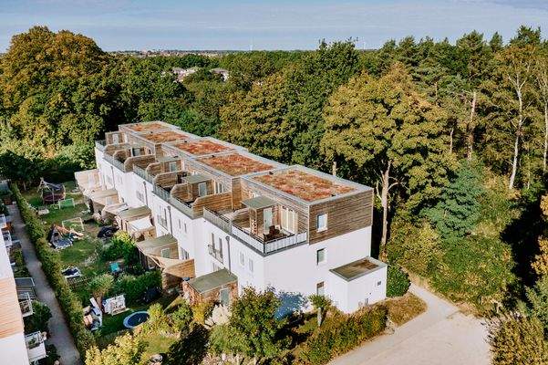 Charmante Häuserzeile mit klarer Architektur, die Großzügigkeit und Licht optimal betont