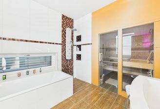 Badezimmer mit Sauna