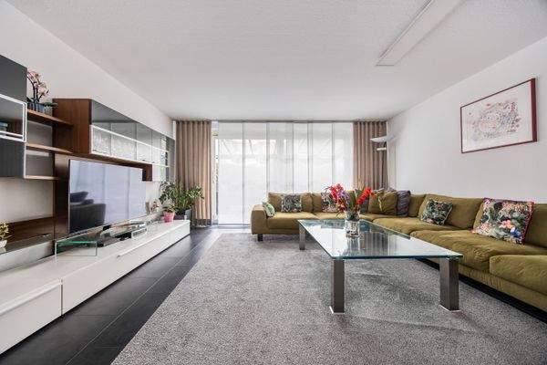 Gemütliches Wohnzimmer mit Terrassenzugang 