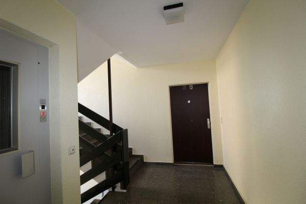 Treppenhaus mit Wohnungseingangstür.JPG