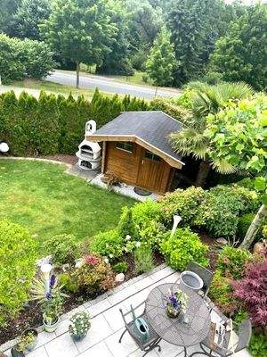Blick auf Gartenhaus vom Balkon