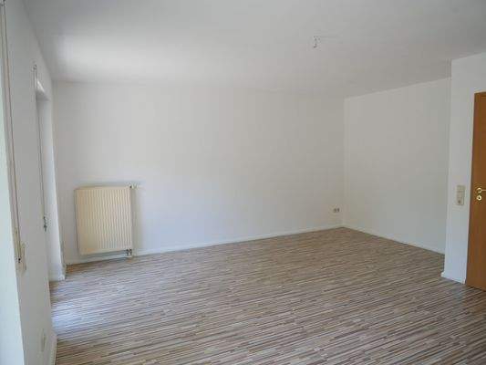 geräumiges, lichtdurchflutetes Wohnzimmer im Erdgeschoss (Beispielbild)