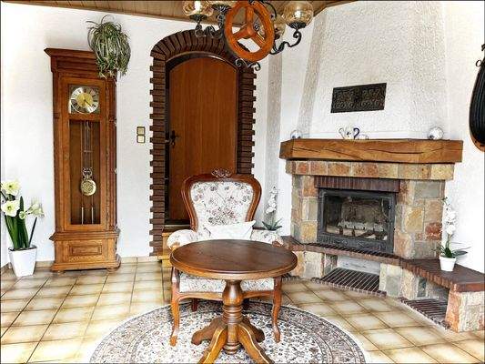 Geräumiger Eingangsbereich mit Kamin