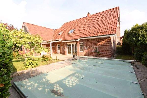 Gartenansicht mit Pool