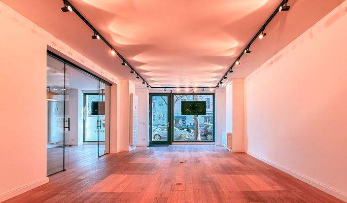 Raum 1 mit Straßenzugang