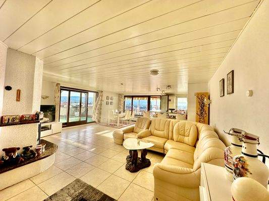 Wohnzimmer mit Kaminecke und Terrassenzugang