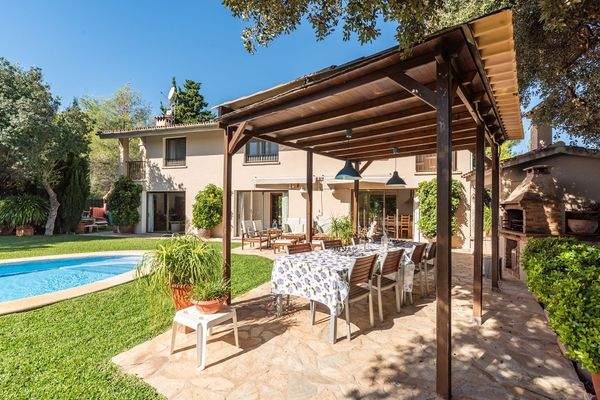 Überdachte Terrasse mit Essbereich im Freien