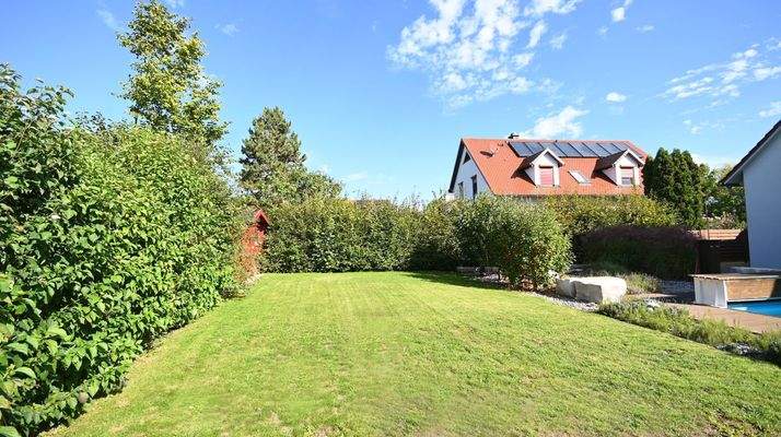 und Spielwiese für die Kinder - hinter dem Haus 