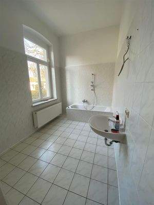 Tageslichtbad mit Wanne