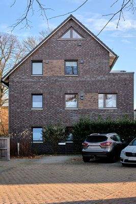 Frontansicht mit Stellplätzen