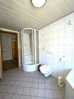 OG: Tageslicht-Badezimmer