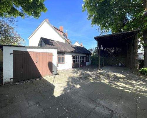 Gebäuderückseite Innenhof mit Garagen