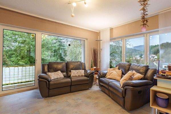 Behaglicher Wohnbereich mit Balkon-, Terrassen- und Gartenzugang