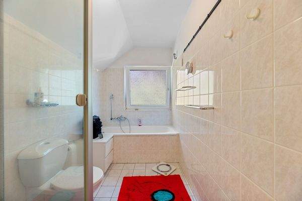 Badezimmer Modernes Tageslichtbad mit Dusche und Badewanne, geschmackvoll gefliest