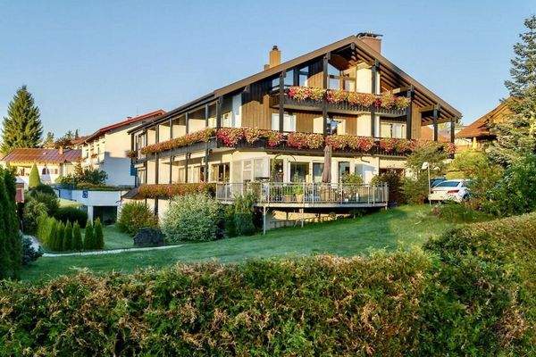 Hotelansicht mit Garten