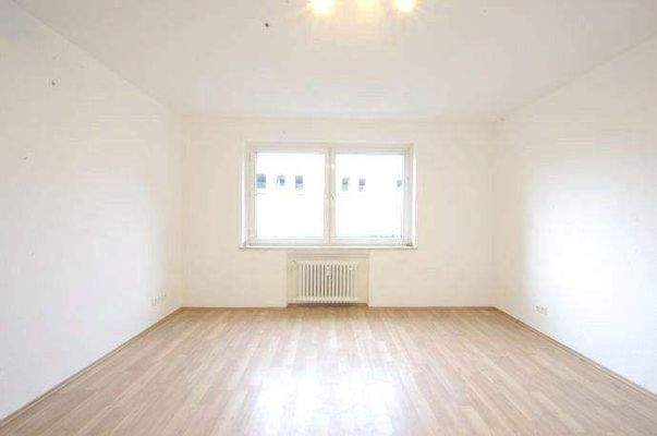 geräumiges Schlafzimmer