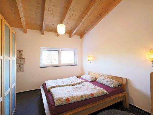 Geräumiges Schlafzimmer mit Badezimmer en-Suite