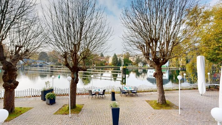 Terrasse mit Wasserblick.jpg