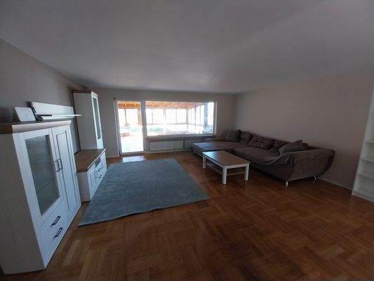 Blick auf den lichtdurchfluteten Wintergarten