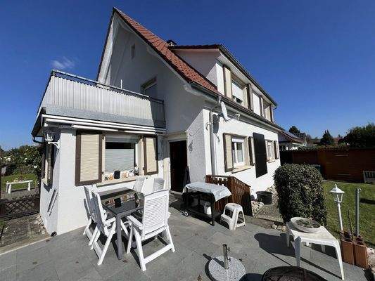 Große, sonnige Terrasse