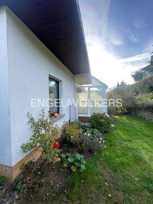 Grüne Fläche hinter dem Balkon, mit Blick auf dem See