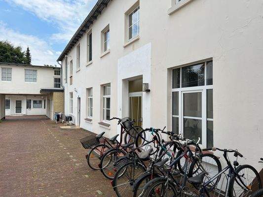 Fahrräder am Hauseingang
