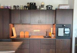 Moderne Küche mit Geräten