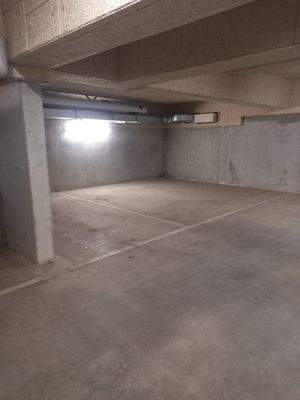 Leerer Parkhausplatz