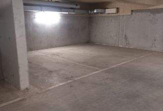 Leerer Parkhausplatz