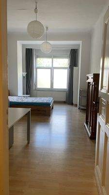 25qm Zimmer zur Strassenseite