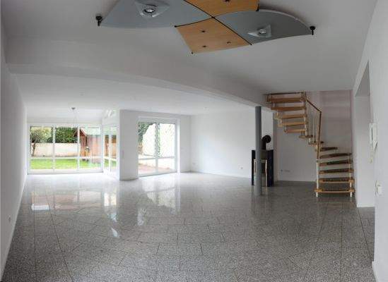 Wohnzimmer mit Fußbodenheizung und zusätzlichem Kamin