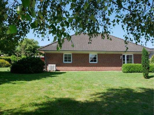 Blick von Straße aufs Haus u. Garten