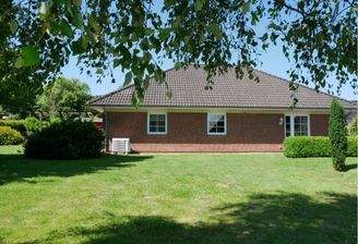 Blick von Straße aufs Haus u. Garten