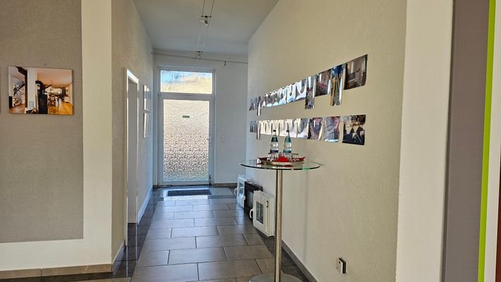Flur zu Küche und Büro.jpg