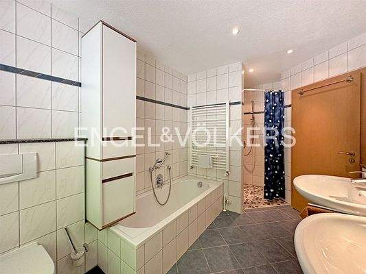 Wohnbeispiel: Tageslichtbad mit Wanne/Dusche