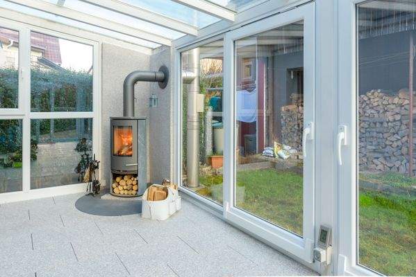 Wintergarten mit Holzofen