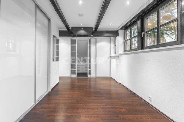 Schlafzimmer mit begehbarem Kleiderschrank