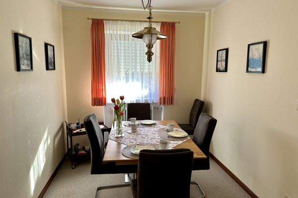 Einladendes Esszimmer mit viel Tageslicht