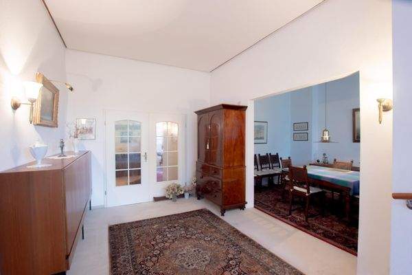 Glaseinsätze in den Türen zum Flur sorgen für Tageslicht und eine einladenede Atmosphäre