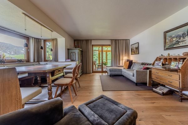 Wohnzimmer mit Erker und Wintergarten