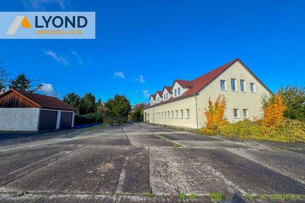 Hausansicht mit Garagen