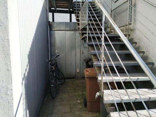 hinter dem Haus_Platz für die Mülltonnen