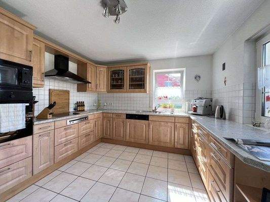 Große Küche mit Einbauküche