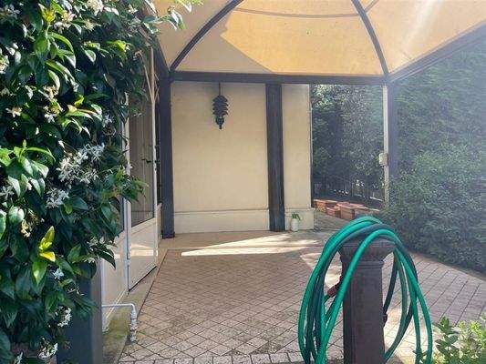 Terrasse neben Wintergarten