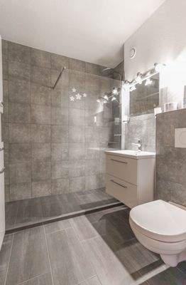 Duschbad mit Bad-Möbel