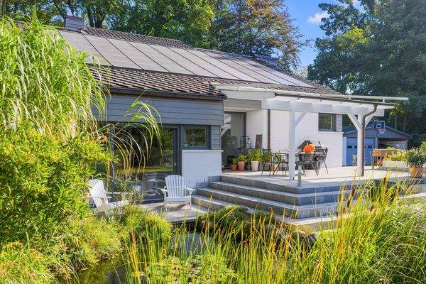 Großer Terrassenbereich mit Überdachung