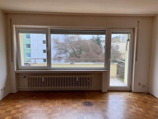Leerer Wohnraum mit Balkon