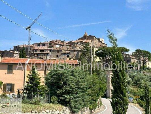 Strasse nach Tatti in den Ort