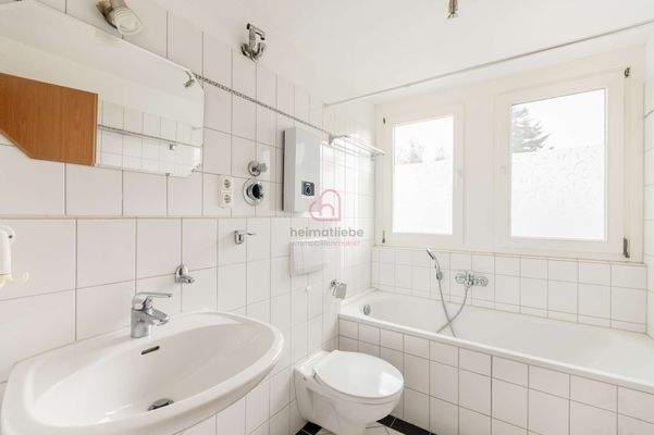 Bad mit Wanne &amp; Tageslicht